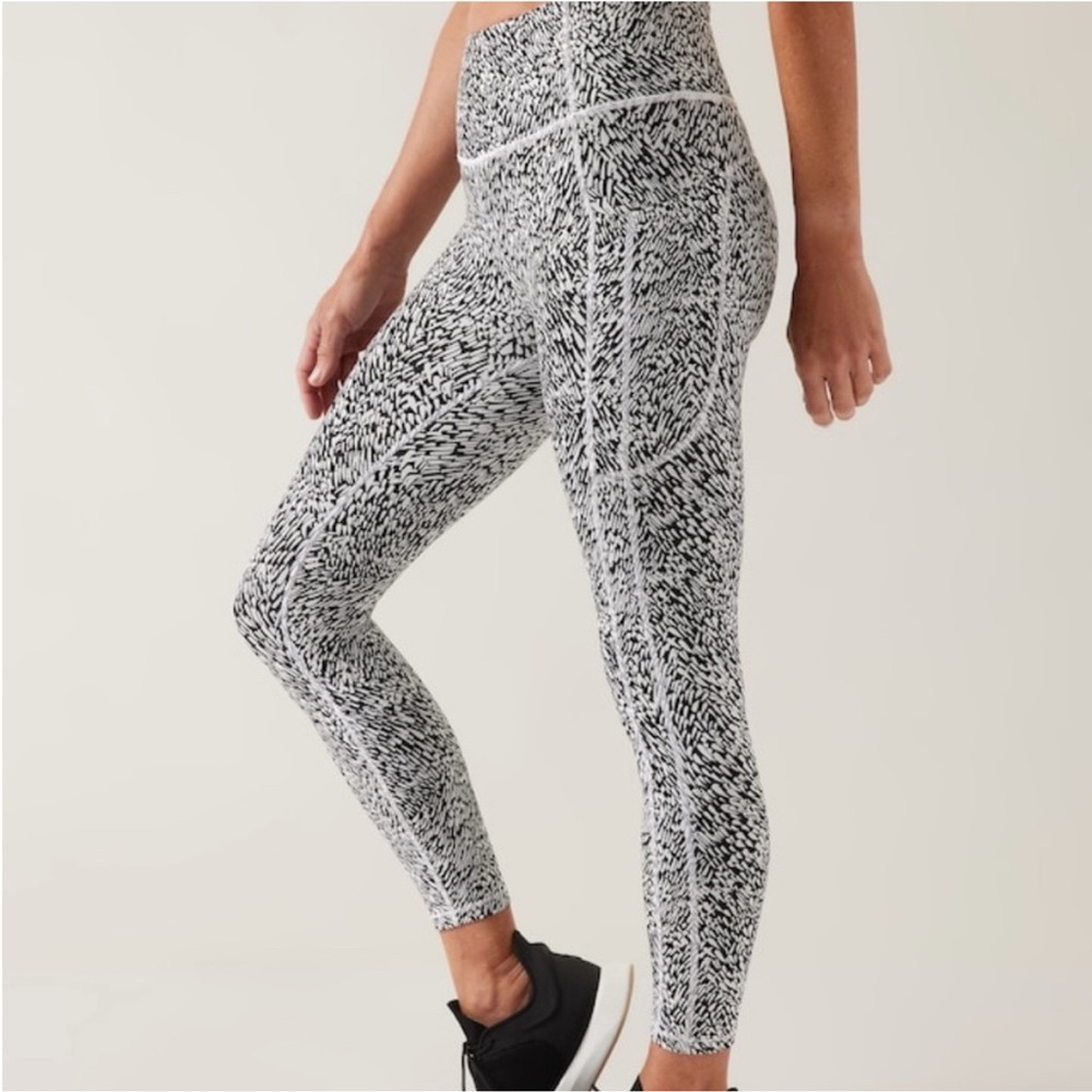ATHLETA Ultimate Stash High Rise Textured 7/8 Legging
